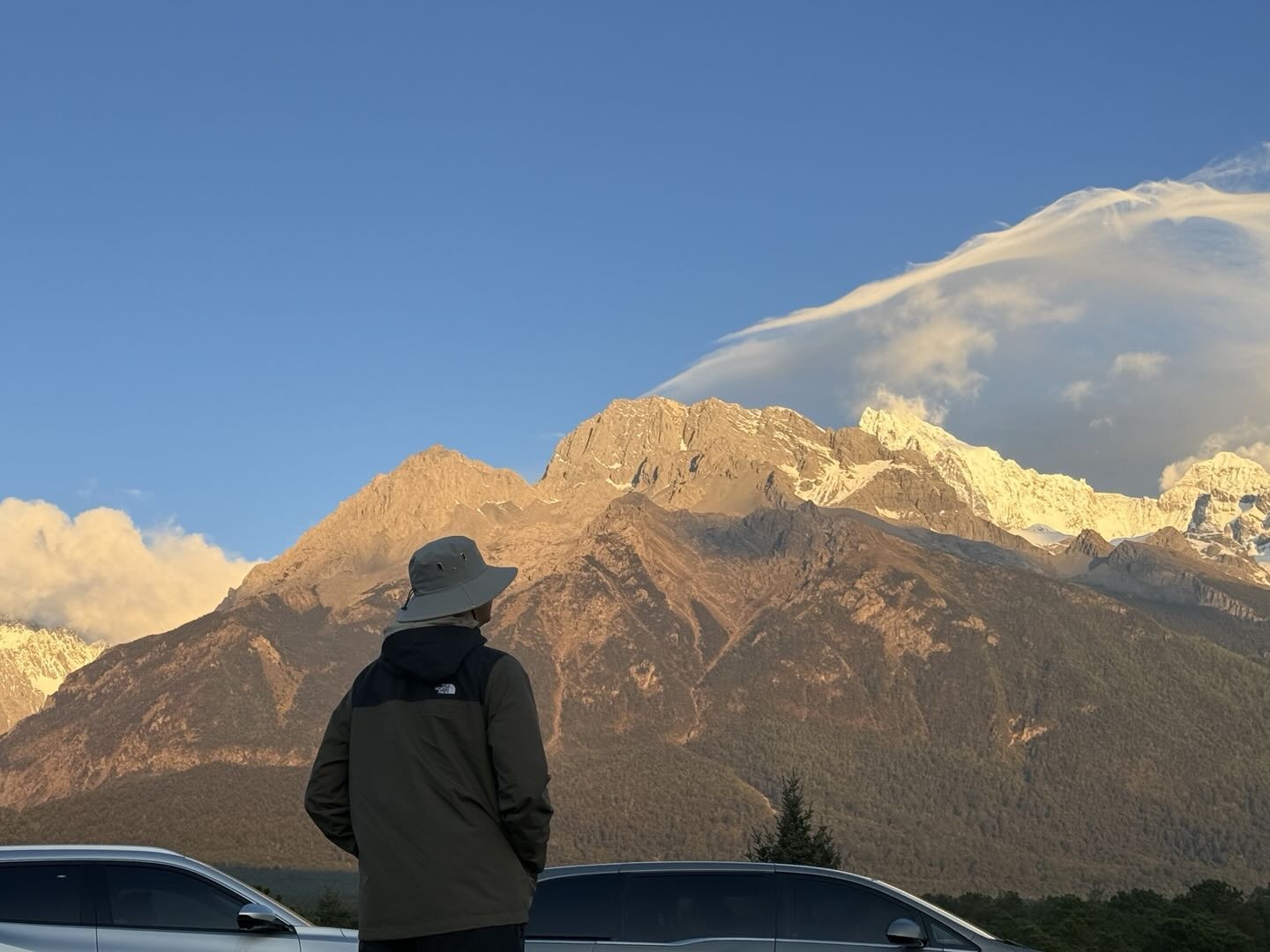 凌晨 4 点起床，换来的日照金山（真的困成狗）